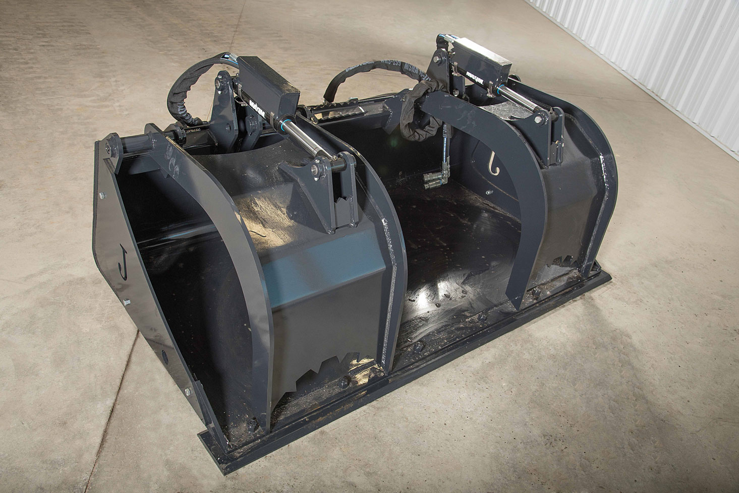 front angle of low profile grapple bucket