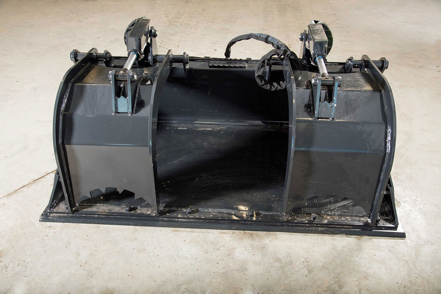 front view of low profile grapple bucket