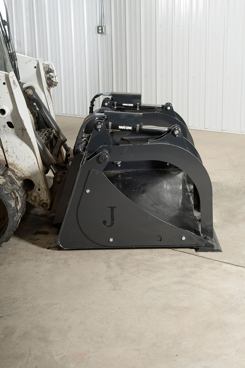 side image of a bobcat skid steer with a low profile grapple bucket