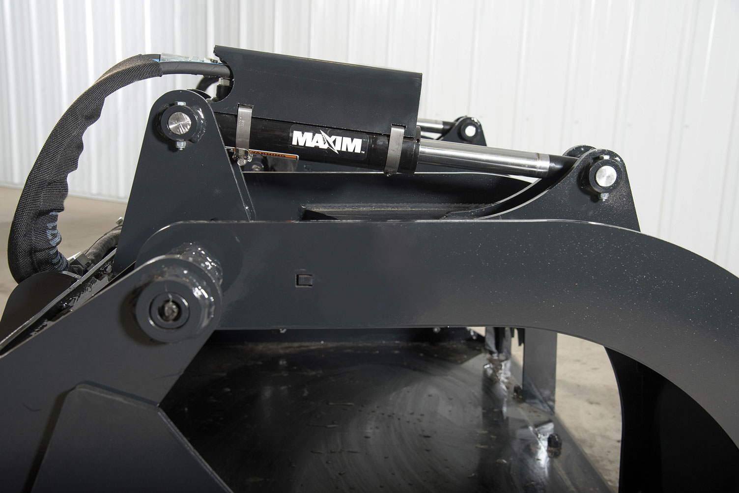 close up of hydraulic on low profile grapple bucket