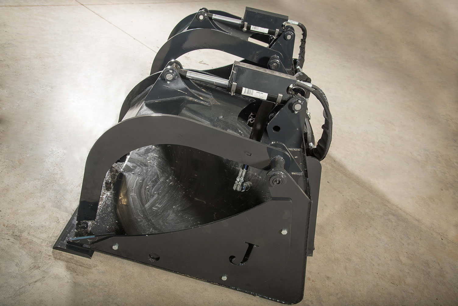 side profile of low profile grapple bucket