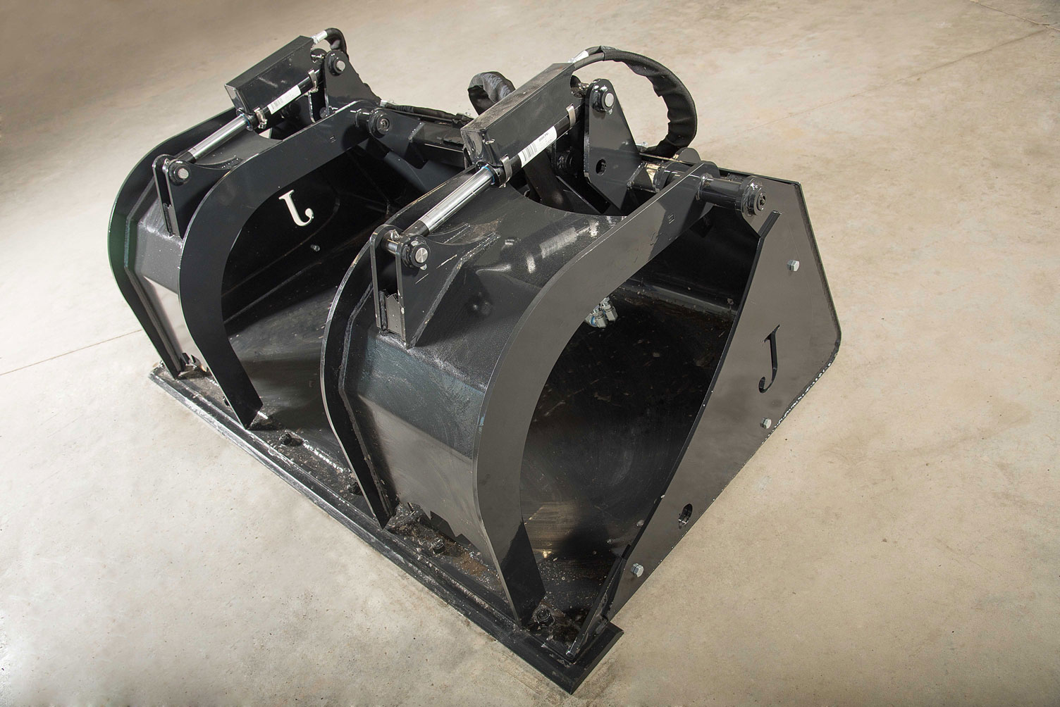 3/4 profile of low profile grapple bucket