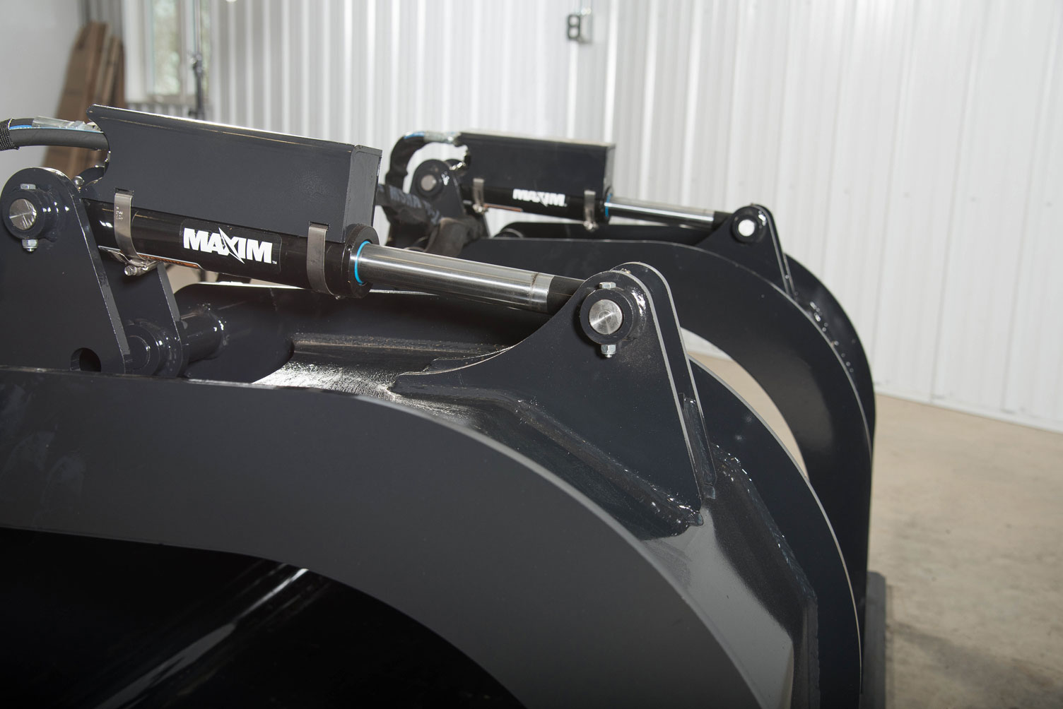 close up image of hydraulics on low profile grapple bucket