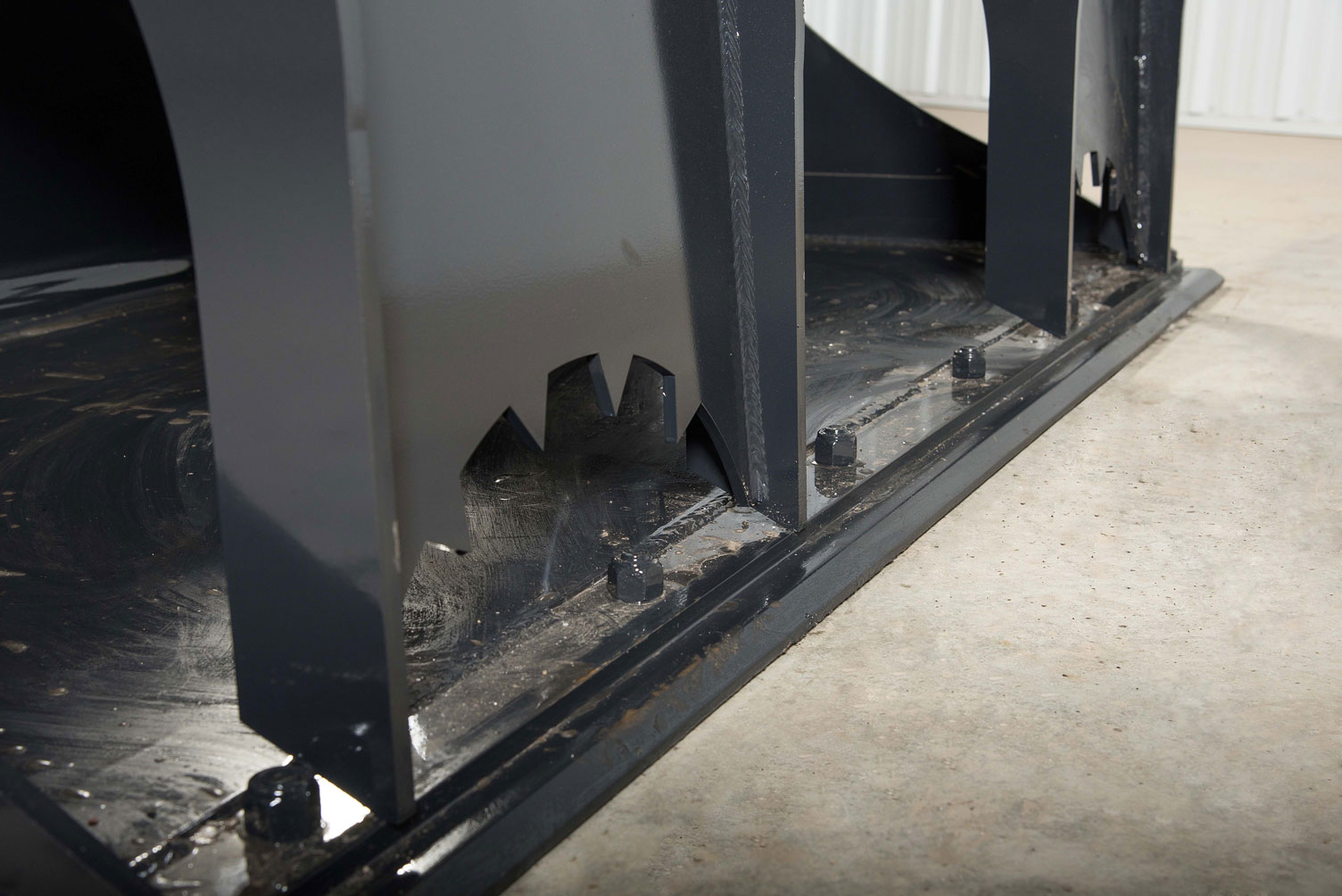 close up image of teeth on a low profile grapple bucket